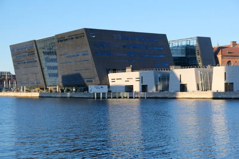 Den Sorte Diamant ved Københavns havn, Det Kongelige Biblioteks tilbygning, med hele det mørke glastag tydeligt mod himlen.