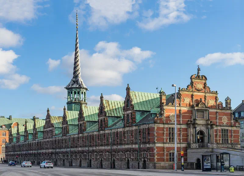 Børsen, den gamle børs i København, med grønt kobbertag og dragehalespir.