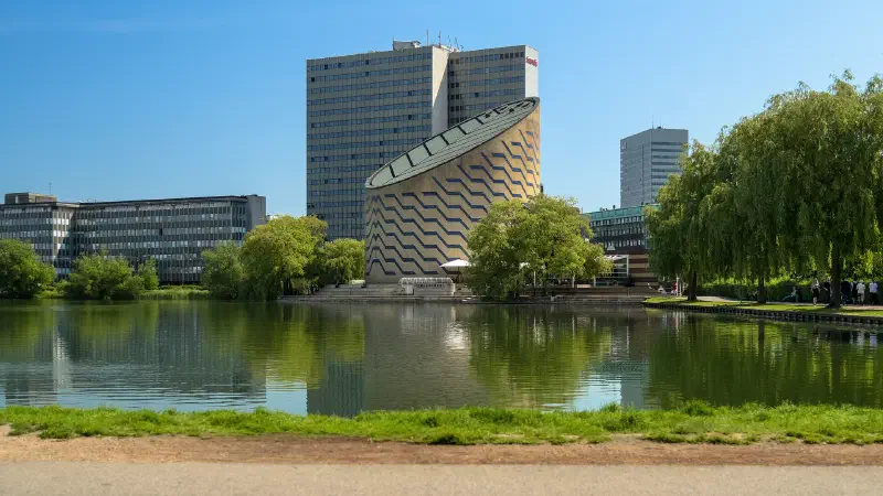 Tycho Brahe Planetarium ved Københavns søer, hele den skrå cylinder og taget i billedet.